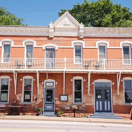 The Burlington Hotel & Bar - Alma Wi Dış mekan fotoğraf