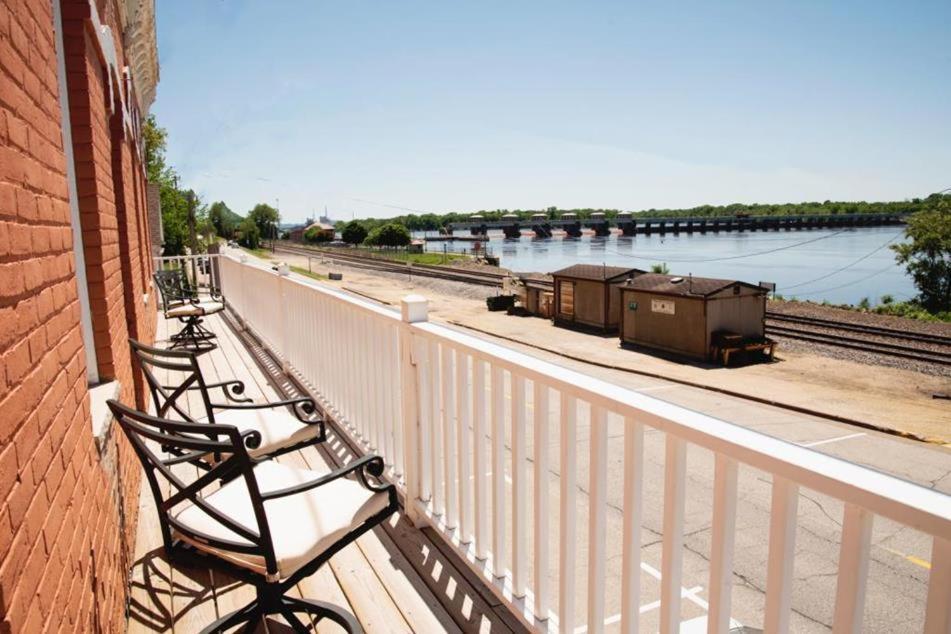 The Burlington Hotel & Bar - Alma Wi Dış mekan fotoğraf